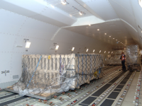 cargo in de binnenkant van een vliegtuig